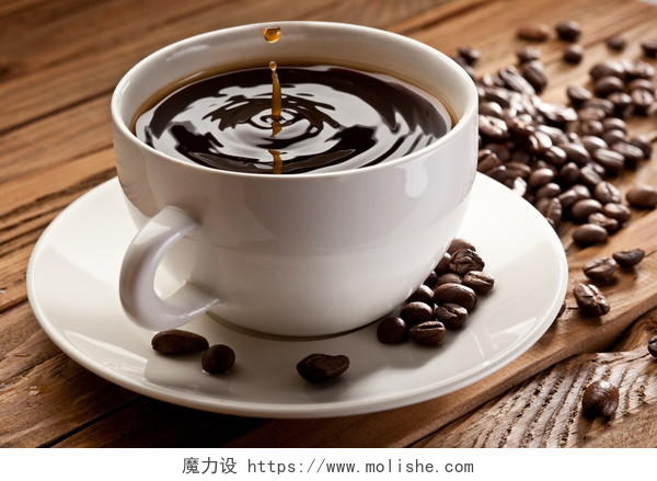 木桌上咖啡一杯咖啡黑咖啡美式咖啡咖啡豆饮料饮品